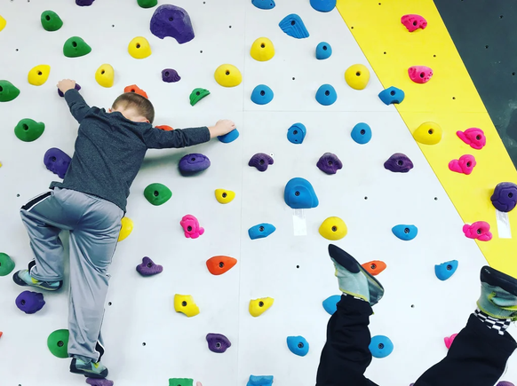 Failed Tuesday: Photo of a boy who falls while climbing