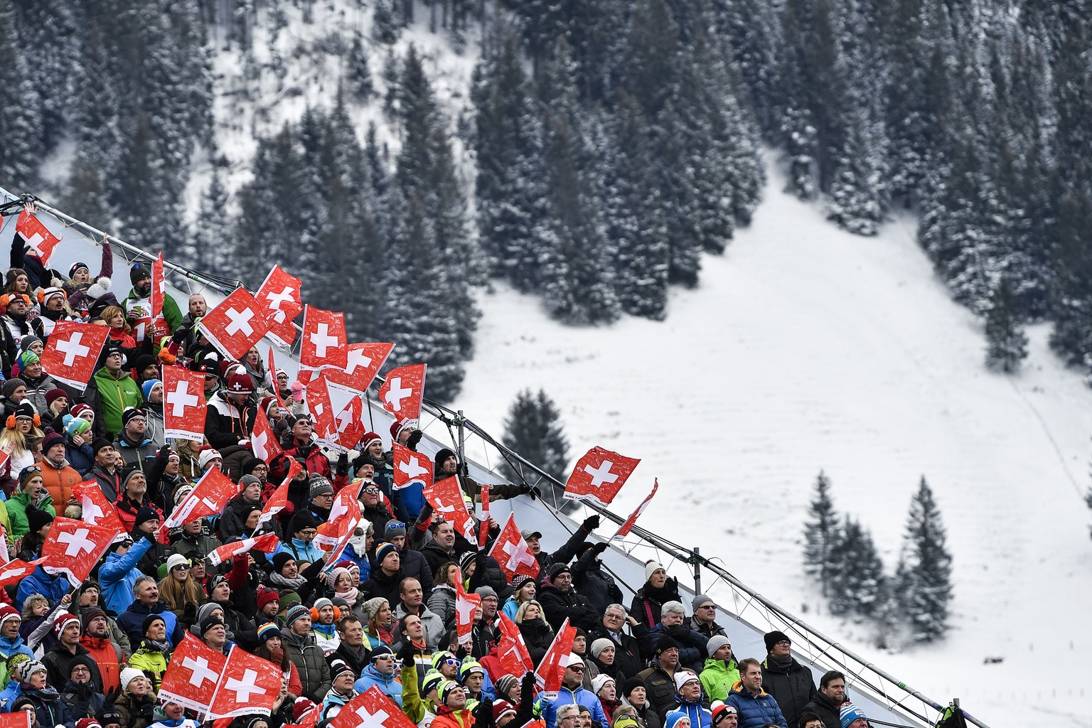 Supporters wave swiss fags in the finish area during the second run of the men&#039;s giant slalom FIS Ski World Cup race in Adelboden, Switzerland, Saturday, January 7, 2017. (KEYSTONE/Peter Schneide ...