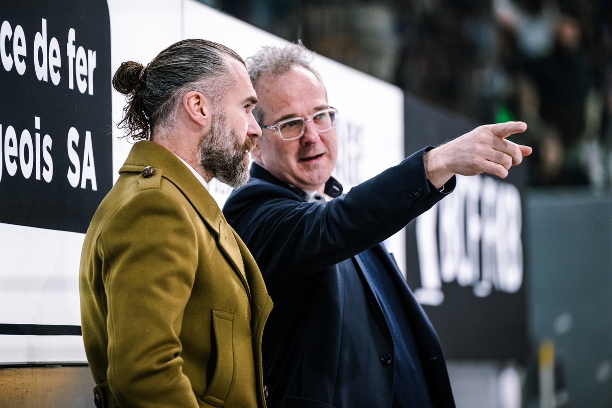 L?entraineur fribourgeois Christian Dube, gauche, parle avec l'entraineur assistant fribourgeois Patrick Emond, droite, lors du match du championnat suisse de hockey sur glace de National League  ...