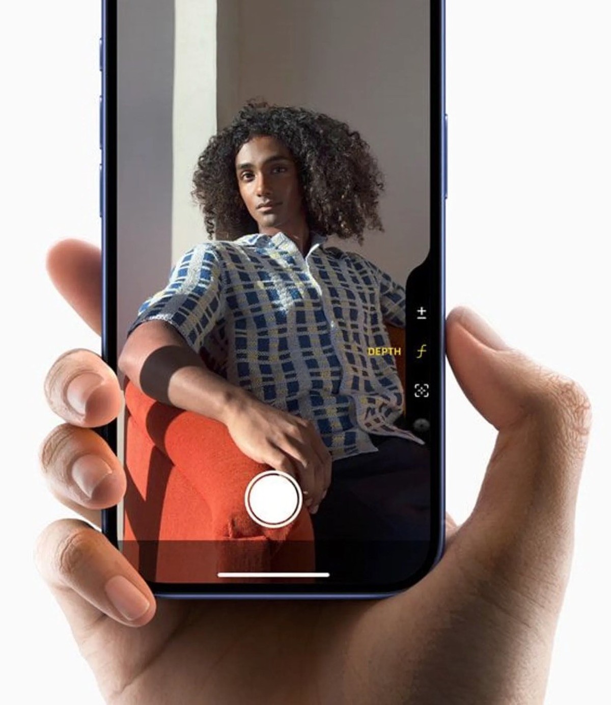 Im vertikalen Modus lässt sich der neue Kameraknopf des iPhone 16 mit der Hand bedienen.