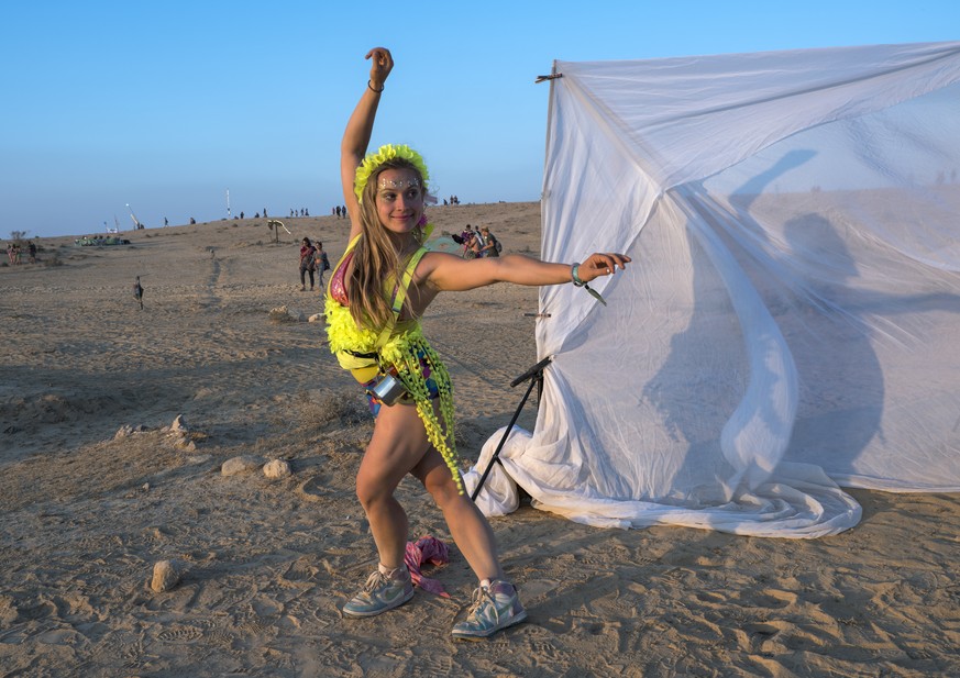 epa06740336 An Israeli &#039;burner&#039; Amber Joy (R) on a main street in the Israeli MidBurn 2018 festival, near Sde Boqer in the Negev Desert in southern Israel, 15 May 2018. The festival is drawi ...