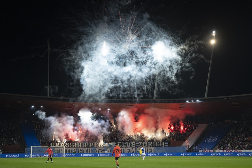 Fogos de artifício na curva dos torcedores do GC no jogo do campeonato de futebol da Superliga Suíça entre Grasshopper Club Zuerich, GC, e Zuerich, FCZ, no sábado, 19 de outubro de 2024, no estádio Letzigrund em Zuer...