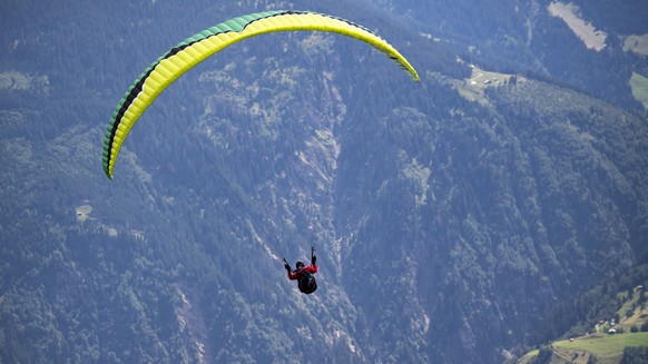 Gleiter beim Paragliding Weltcup-Final, am Mittwoch, 11. August 2021, in Disentis. Beim Weltcup muessen GPS Punkte genau angeflogen und die Strecke gleichzeitg moeglichst schnell zurueck gelegt werden ...