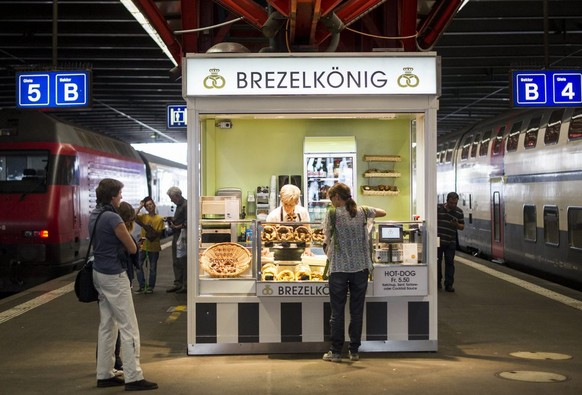 Der Brezelkoenig, ein Imbissstand auf dem Perron, aufgenommen am Donnerstag, 22. August 2013, im Bahnhof Winterthur. (KEYSTONE/Ennio Leanza)