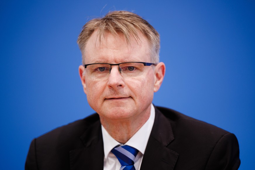 epa12404629 Head of Forecasting Center at the Kiel Institute for Economics Stefan Kooths poses prior to a press conference on the German Economic Forecast for Autumn 2025 in Berlin, Germany, 25 Septem ...