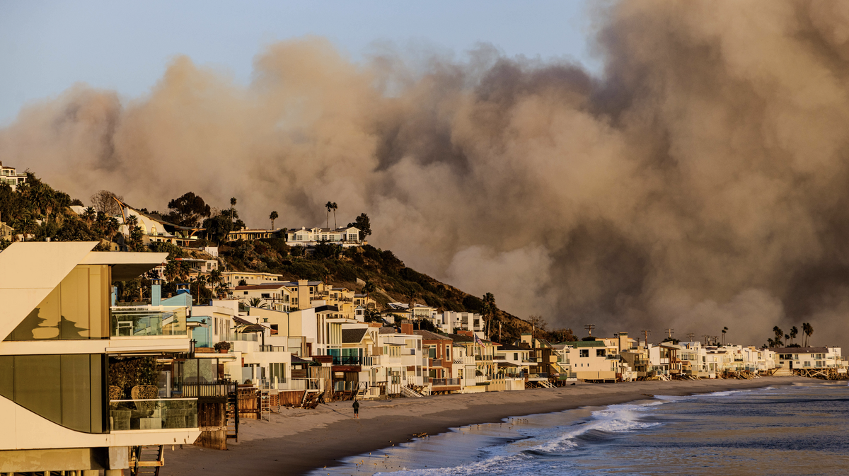 A Malibu, les maisons de stars sont aussi bien menacées par l'océan que par les incendies.