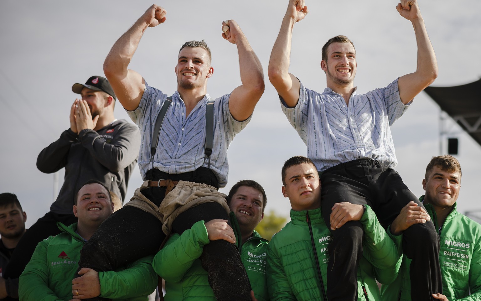 Samuel Giger, Mitte, Damian Ott, rechts, und Fabian Staudenmann, links, jubeln nach dem Schlussgang an der Kilchberger Schwinget in Kilchberg, Kanton Zuerich, am Samstag, 25. September 2021. Die 60 be ...