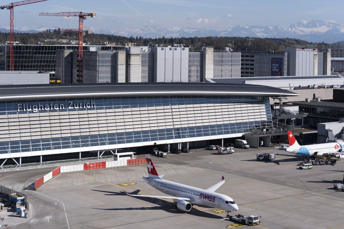 Ein Swiss International Air Lines Flugzeug steht auf dem Tarmac des Flughafens Zuerich, fotografiert am Mittwoch, 8. April 2026, von der Dachterrasse des Skyguide Towers am Flughafen Zuerich in Kloten ...
