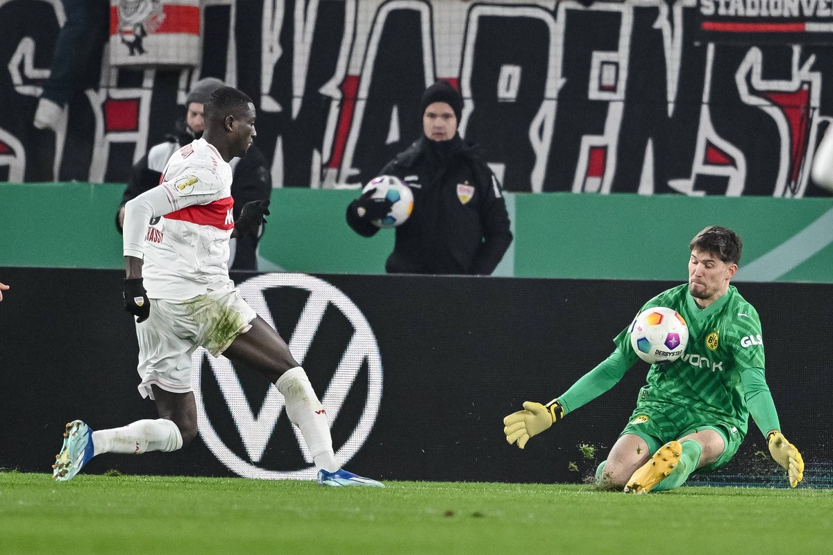 06.12.2023, Stuttgart, Germany, MHP Arena Stuttgart, VFB Stuttgart vs Borussia Dortmund - DFB Pokal Achtelfinale, Serhou Guirassy VfB Stuttgart und Torwart Gregor Kobel BV Borussia Dortmund im Zweikam ...