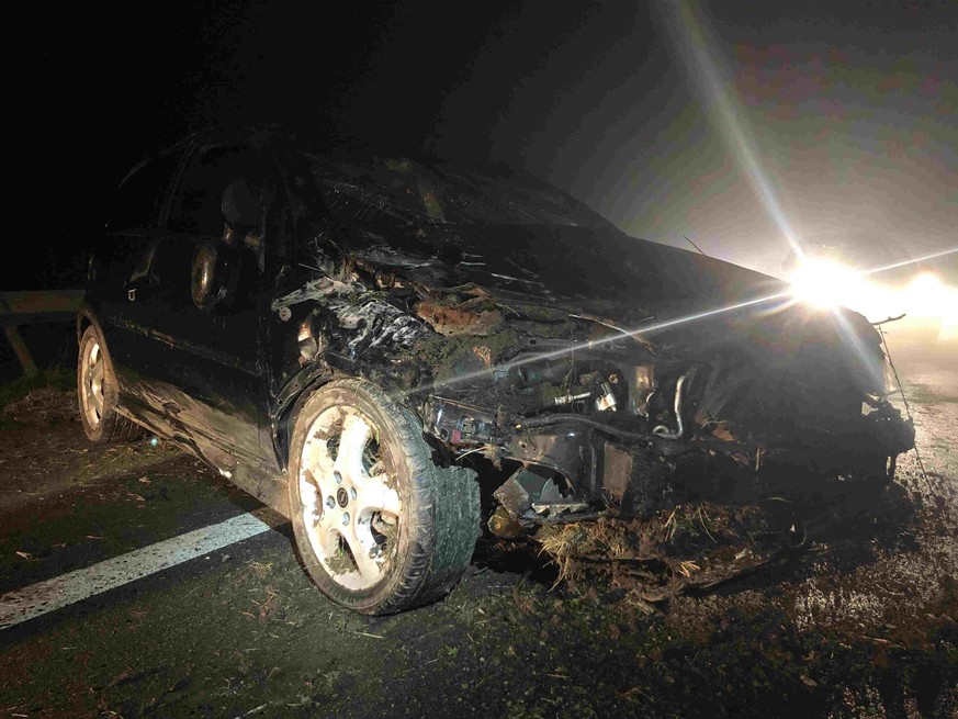 Das Unfallfahrzeug auf der Autobahn.