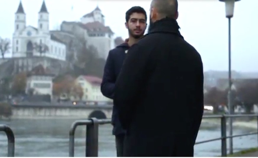 Naim Cherni, Autor des Films und im Vorstand des islamischen Zentralrats, im Gespräch mit einem Muslim aus Aarburg.