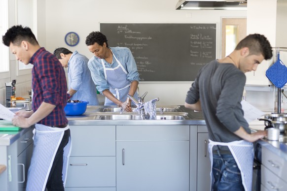 Dazu zählt das Kochen – es ist mit 39 Prozent die beliebteste Hausarbeit der Schweizer. Die Geschlechter sind sich dabei einig: Männer rühren genauso gerne in den Töpfen wie Frauen.