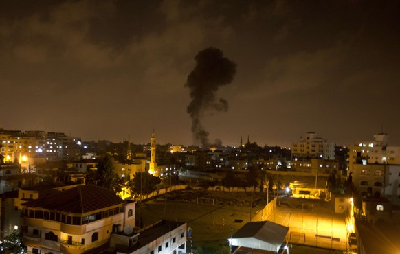 Nach einem israelischen Drohenangriff steigt Rauch über der Stadt Gaza auf.