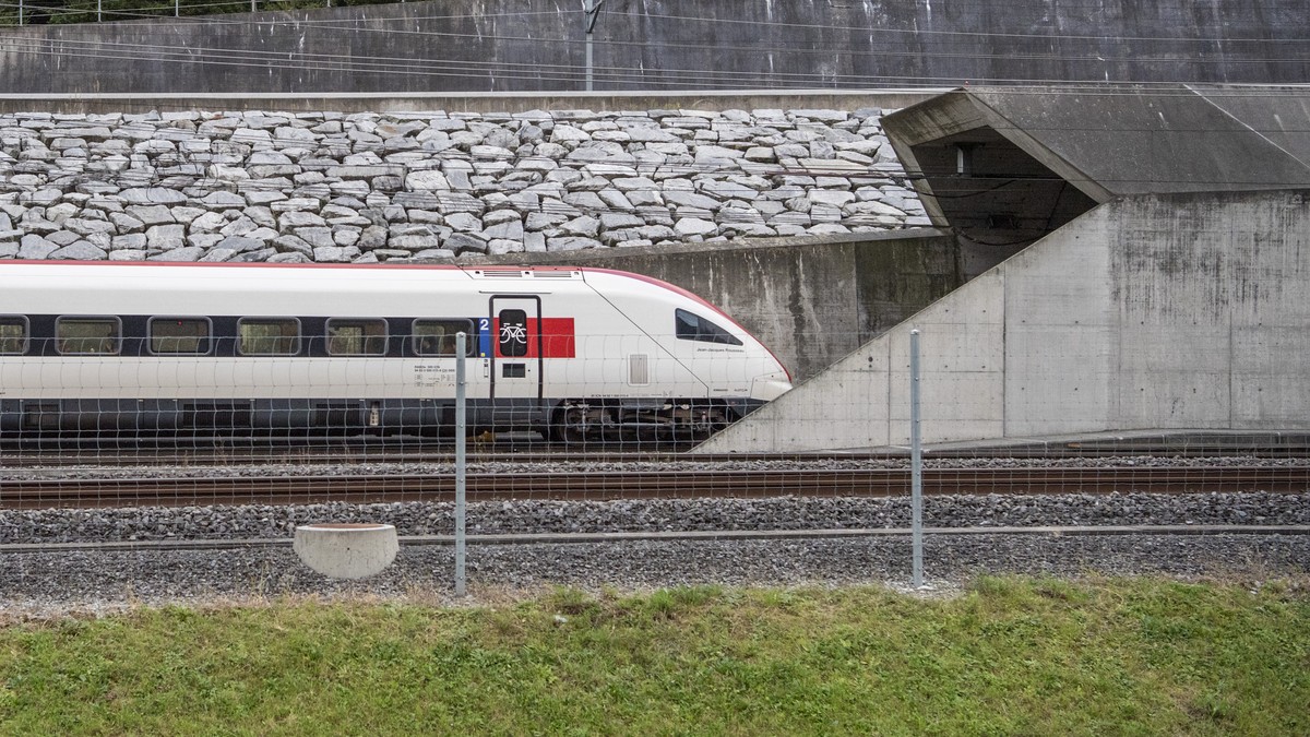 Der erste Personenzug faehrt nach dem Unterbruch durch die Ostroehre in Richtung Sueden in den Gotthard-Basistunnel am Freitag, 29. September 2023 in Erstfeld. Bei der Entgleisung eines Gueterzuges am ...