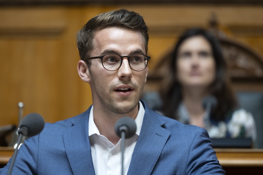 Andri Silberschmidt, FDP-ZH, spricht waehrend der Debatte um die Renteninitiative, waehrend der Sommersession der Eidgenoessischen Raete, am Montag, 5. Juni 2023, in Bern. (KEYSTONE/Peter Klaunzer)