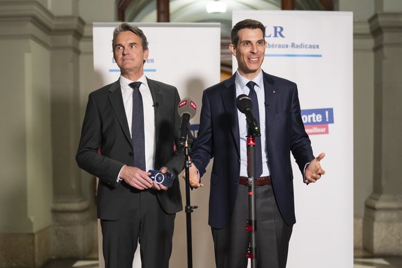 Nationalrat Beat Walti, FDP-ZH, links, und Parteipraesident Thierry Burkart, FDP-AG, rechts, sprechen an einer Medienkonferenz der FDP ueber den Auftrag, die Zusammensetzung und das weitere Vorgehen d ...