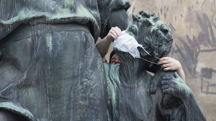 Gegner der zweiten Gotthardröhre haben Walterli beim Tell Denkmal in Altdorf eine Schutzmaske übergezogen, um ihn vor Feinstaub zu schützen.&nbsp;