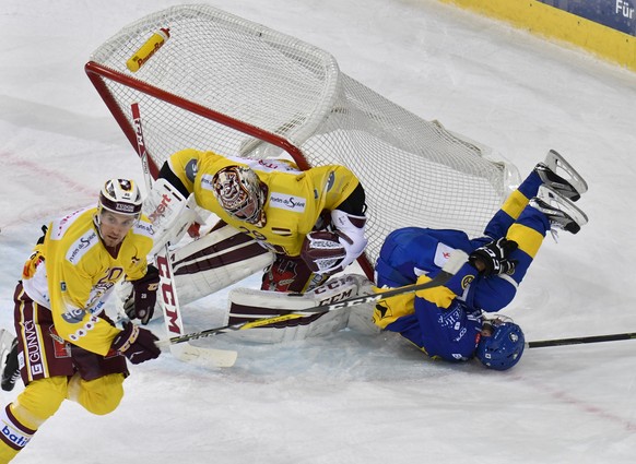 Der Davoser Robert Kousal (CZ) hat sich nach einem Foul ueberschlagen und liegt am Boden, beobachtet vom Genfer Torhueter Robert Mayer, vor dem Tor der vorbeifahrende Genfer Johan Fransson, beim Eisho ...