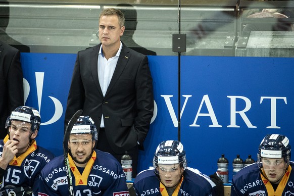 Zugs Gregory Hofmann, Zugs Jan Kovar, Zugs Cheftrainer Dan Tangnes, Zugs Yannick Zehnder und Zugs Sven Leuenberger, von links, beim Eishockey Meisterschaftsspiel der National League zwischen dem EV Zu ...