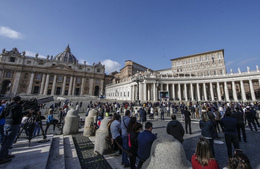 epa08821588 Faithful attend Pope Francis&#039; Angelus prayer at Saint Peter&#039;s Square in Vatican City, 15 November 2020. EPA/FABIO FRUSTACI