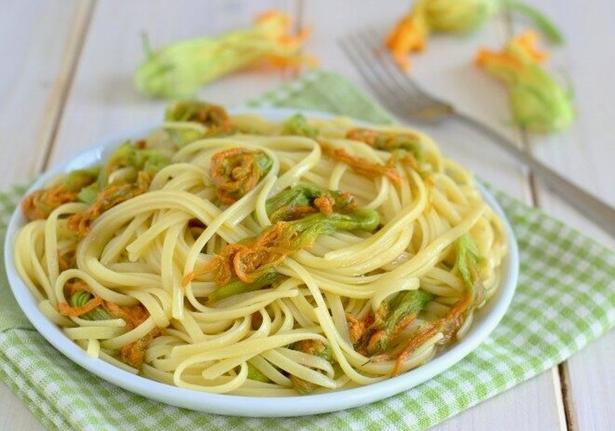 Linguine ai fiori di zucca – Sommerrezept aus Italien. 

https://blog.giallozafferano.it/chezbibia/wp-content/uploads/2023/06/pasta-ai-fiori-di-zucca-1200x900.jpg