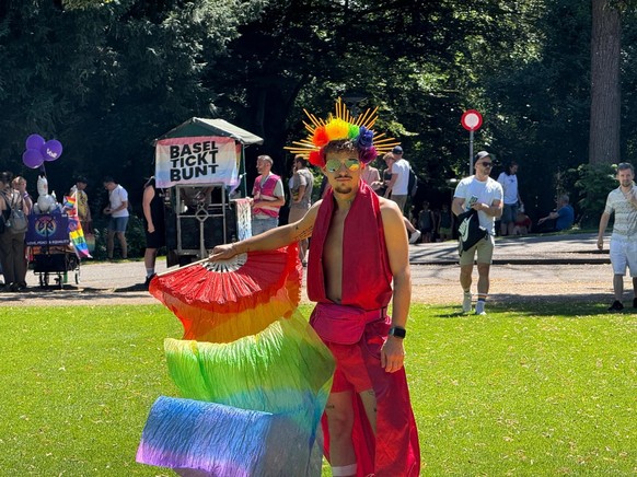 Flavio Miletta mit seinem Regenbogenfächer am Pride Walk in Basel am Samstag.