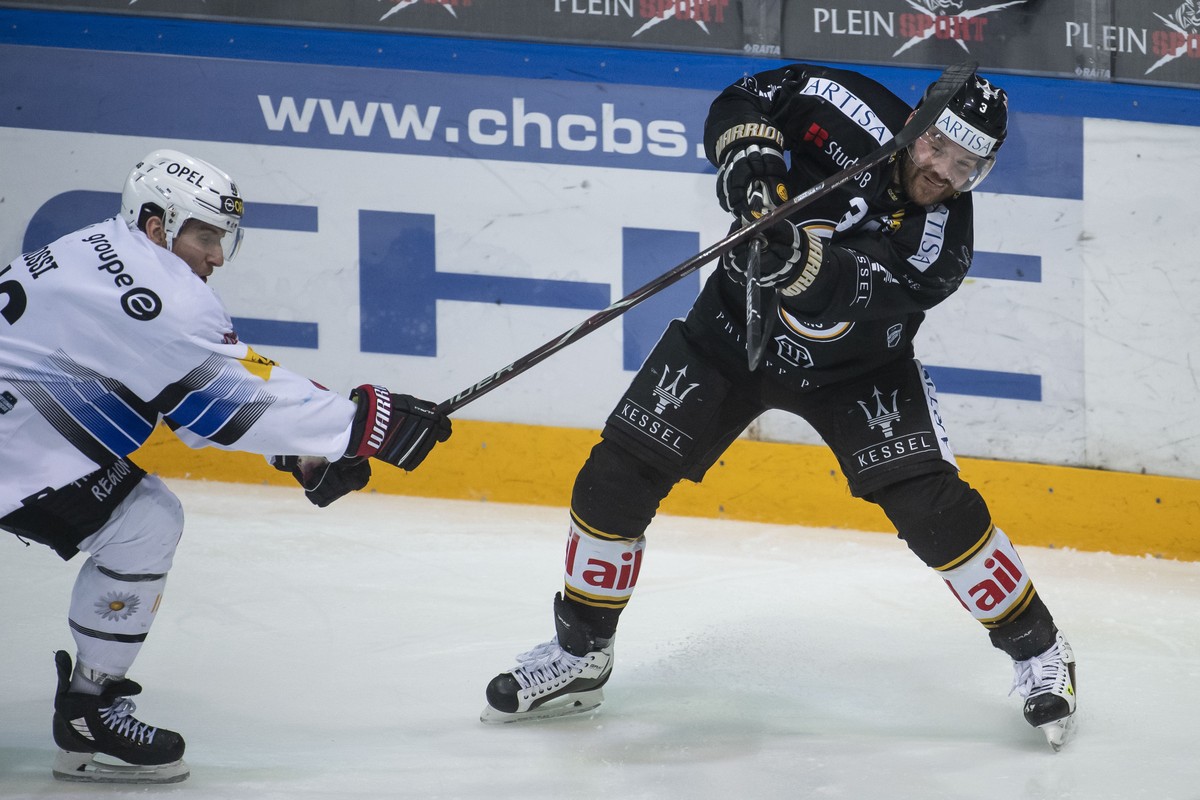 From left, Gotteron's player Matthias Rossi and Lugano's player Julien Vauclair, during the preliminary round game of National League Swiss Championship 2018/19 between HC Lugano and Fribour ...