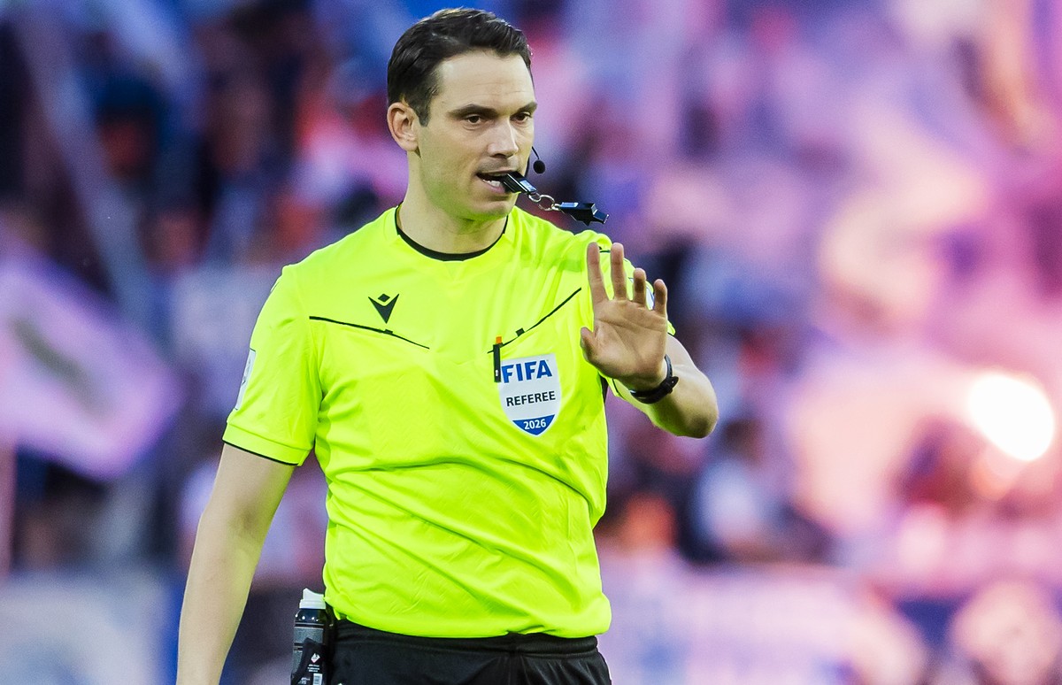 The referee Sandro Schaerer gestures, during the Swiss Cup semifinal between FC Stade Lausanne-Ouchy, SLO, and Grasshopper Club Zuerich, GC, at the Stade Olympique de la Pontaise in Lausanne, Switzerl ...