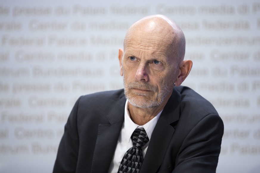 Daniel Koch, Delegierter des BAG fuer COVID-19, hoert sich eine Frage an, waehrend einer Medienkonferenz zur Situation des Coronavirus, am Freitag, 17. April 2020 in Bern. (KEYSTONE/Peter Klaunzer)