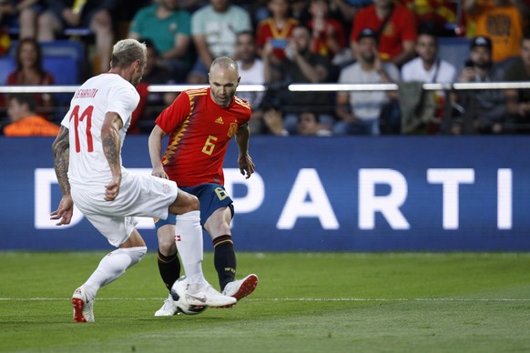 Spain&#039;s Iniesta, right and Switzerland&#039;s Valon Behrami fight for the ball during the friendly soccer match between Spain and Switzerland at the Ceramica stadium in Villarreal, Spain, Sunday, ...