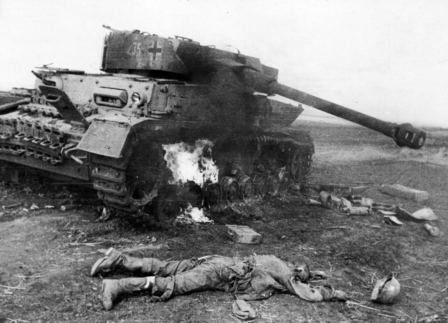<strong>Unternehmen Zitadelle</strong> war der deutsche Deckname für den Angriff auf den sowjetischen Frontbogen um die <strong>russische Stadt Kursk</strong>. Die Schlacht gilt als letzte Grossoffensive im Krieg gegen die Sowjetunion und fand vom 5. bis zum 16. Juli <strong>1943</strong> statt. Im Bild: ein zerstörter deutscher Panzer und ein toter Soldat der Wehrmacht. 