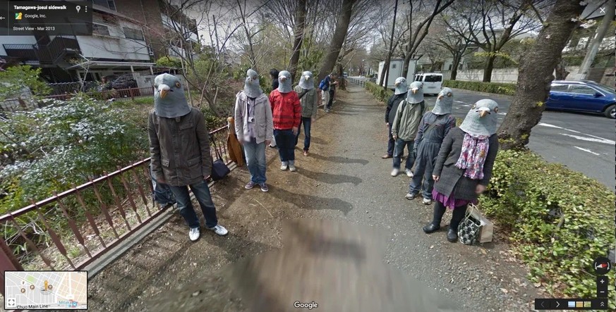 Merkwürdiges Zeug auf Google Street View 
https://www.cnet.com/pictures/crazy-images-caught-on-google-street-view/