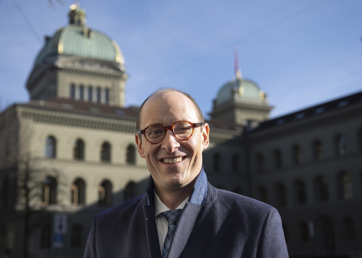 Nationalrat Martin Candinas, Mitte-GR, steht vor dem Bundeshaus, am Montag, 20. Januar 2025, in Bern. Candinas kandidiert nicht fuer die Nachfolge von Bundesraetin Viola Amherd. Die Bundesversammlung  ...