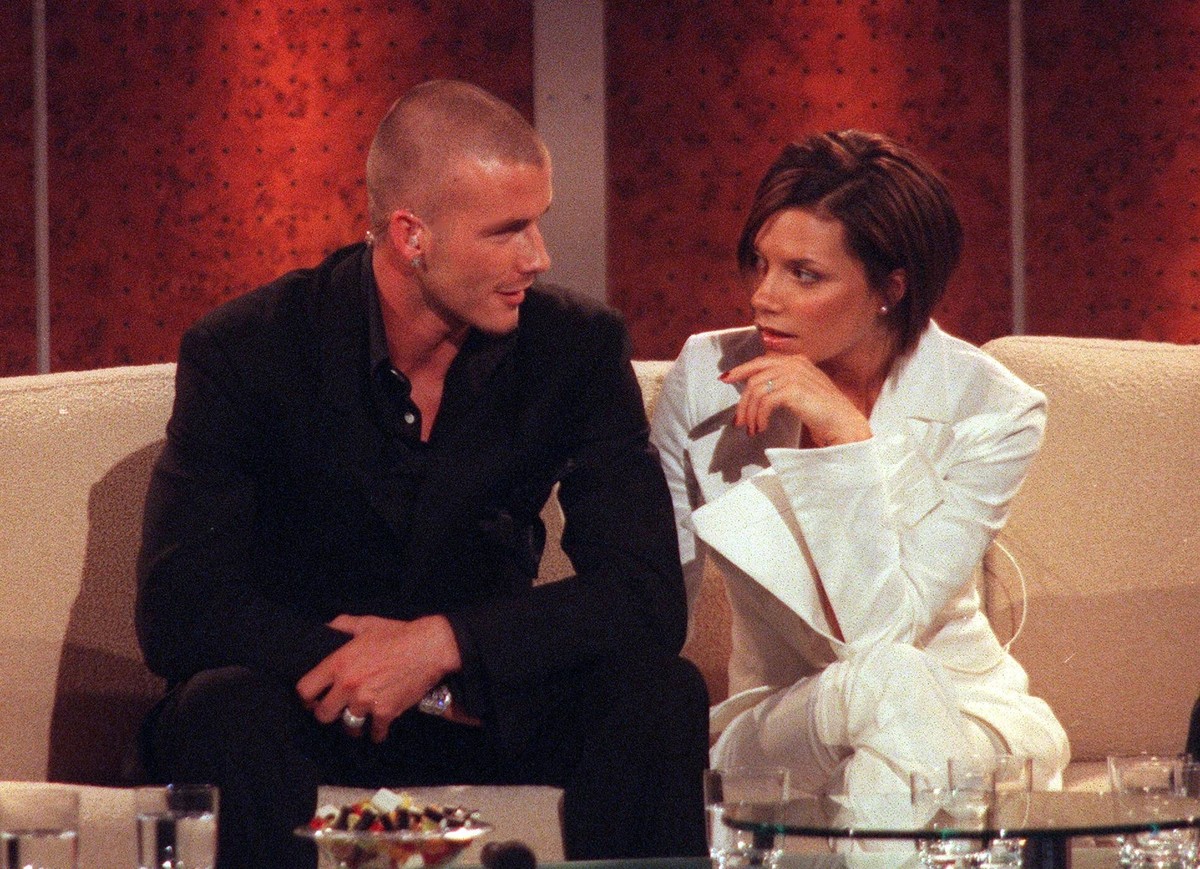 Bildnummer: 50645973 Datum: 13.10.2001 Copyright: imago/Sven Simon
David und Victoria Beckham (beide GBR) im Gespr�ch w�hrend der ZDF-Show WETTEN, DASS...? in Erfurt, Personen; 2001, Erfurt, TV, Musi ...