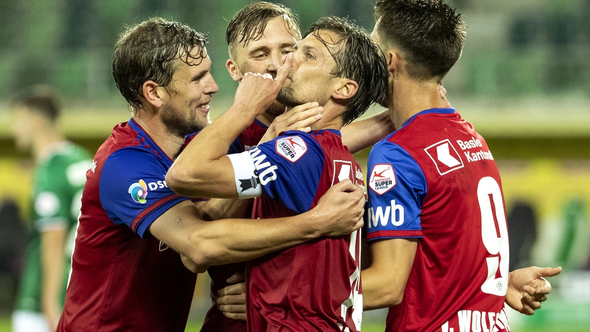 Jubel bei Basels Valentin Stocker, Mitte, im Fussball Meisterschaftsspiel der Super League zwischen dem FC St. Gallen und dem FC Basel, am Mittwoch, 22. Juli 2020, im Kybunpark in St. Gallen. (KEYSTON ...