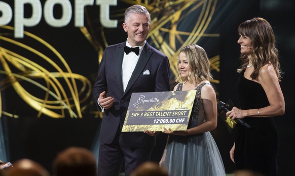 Mountainbikerin Sina Frei erhaelt den Preis als SRF 3 Best Talent Sport an der Verleihung der Sports Awards 2019, aufgenommen am Sonntag, 15. Dezember 2019, in Zuerich. (KEYSTONE/Ennio Leanza)