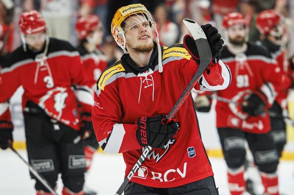 Le Top Scorer PostFinance lausannois Laurence Pilut celebre la victoire de son equipe apres le 6eme match de la finale de play-off du championnat suisse de hockey sur glace de National League entre La ...