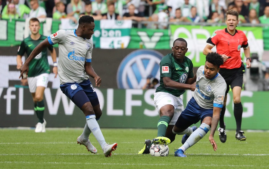 epa06971560 Wolfsburg&#039;s Jerome Roussillon (2-R) in action withSchalke&#039;s Weston McKennie (R) during the German Bundesliga soccer match between VfL Wolfsburg and FC Schalke 04 in Wolfsburg, Ge ...