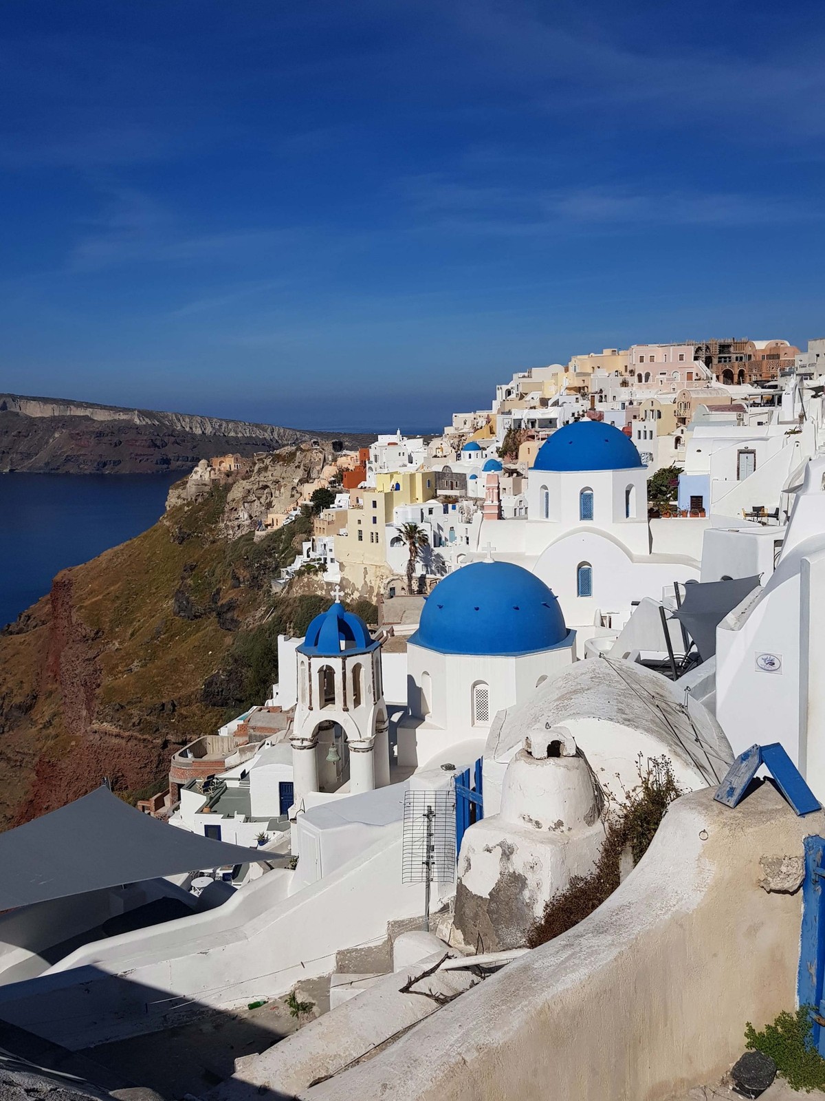 Die weltberühmten weissen Häuser mit ihren blauen Kuppeln auf Santorini.