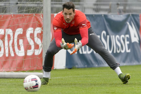 epa04967678 Roman Buerki in action during a training session with the Swiss national soccer team, in Freienbach, Switzerland, 07 October 2015. Switzerland will face San Marino for a European Champions ...