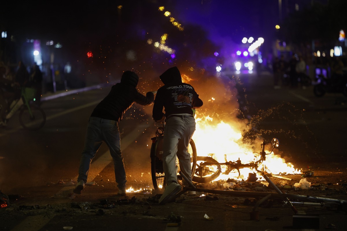 epa13329197 People burn objects on a street barricade during clashes between protesters and police at a student-organized protest at Plaza Catalunya in Barcelona, Spain, 24 October 2026. The protest,  ...