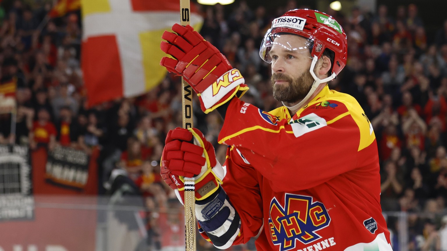 Biels Beat Forster wird von den Fans gefeiert, nach dem dritten Eishockey Playoff Halbfinalspiel der National League zwischen EHC Biel und ZSC Lions, am Montag, 3. April 2023, in der Tissot Arena in B ...