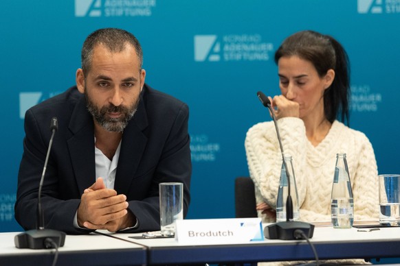 V.l. Avihai Brodutch, Batsheva Yahalomi Cohen, bei einem Gespraech mit Journalisten und Journalistinnen in Berlin Foto vom 15.11.2023. Angehoerige einiger von der Hamas entfuehrten Kinder bitten die d ...