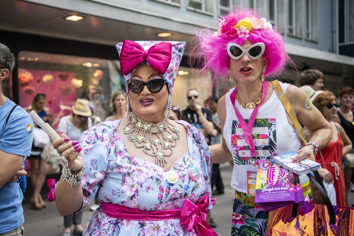Menschen demonstrieren unter dem Motto "Same Love - Same Rights" fuer homosexuell liebende Menschen, aufgenommen am Samstag, 16. Juni 2018 in Zuerich. (KEYSTONE/Ennio Leanza)