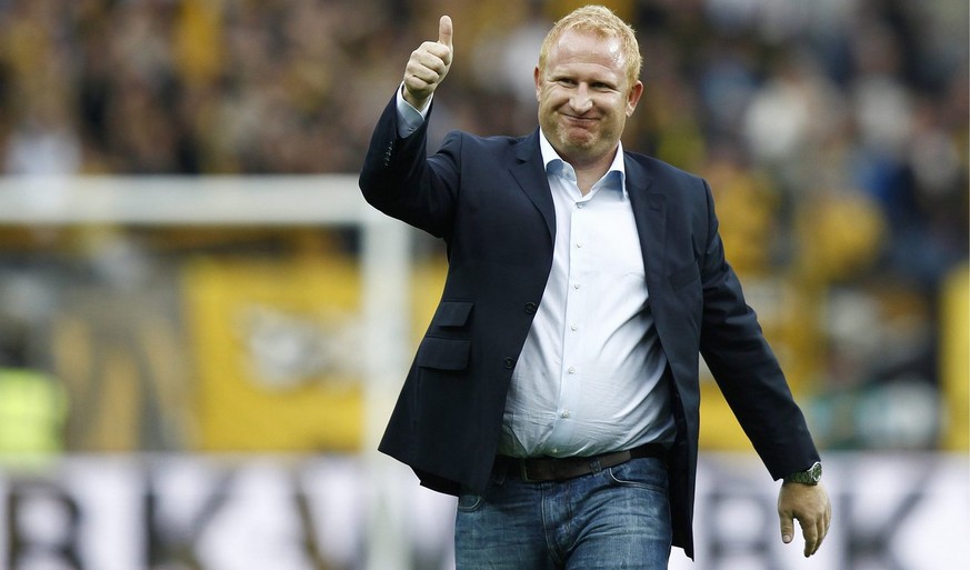 Basels Trainer Heiko Vogel bedankt sich bei den Fans nach dem Fussball Meisterschaftsspiel der Super League zwischen dem BSC Young Boys und dem FC Basel 1893 am Sonntag, 23. September 2012, im Stade d ...