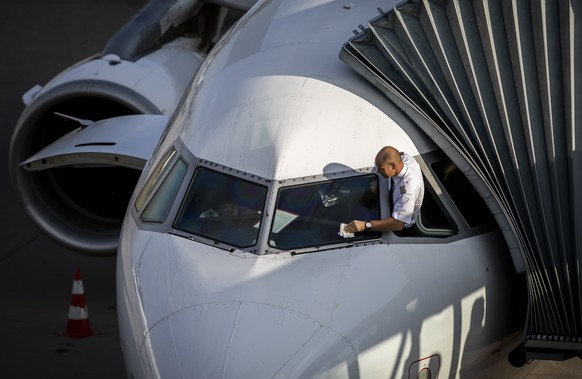 ARCHIV - KUENDIGUNG DES GAV UND ABRUCH DER VERHANDLUNGEN ZWISCHEN FLUGGESELLSCHAFT SWISS UND PILOTEN -- Ein Pilot der Swiss reinigt die Cockpit-Scheibe seines Airbus A319 am Flughafen Zuerich am Diens ...