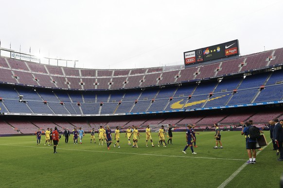 epa06238902 Players leave the empty Camp Nou stadium after the Spanish Primera Division match between FC Barcelona and UD Las Palmas, in Barcelona, Spain, 01 October 2017. The board of the FC Barcelon ...