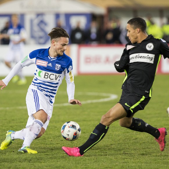 Le joueur lausannois Helios Sessolo, gauche, lutte pour le ballon avec le joueur du FC Wil Marvin Spielmann, droite, lors de la rencontre de football de Challenge League entre le FC Lausanne-Sport et  ...