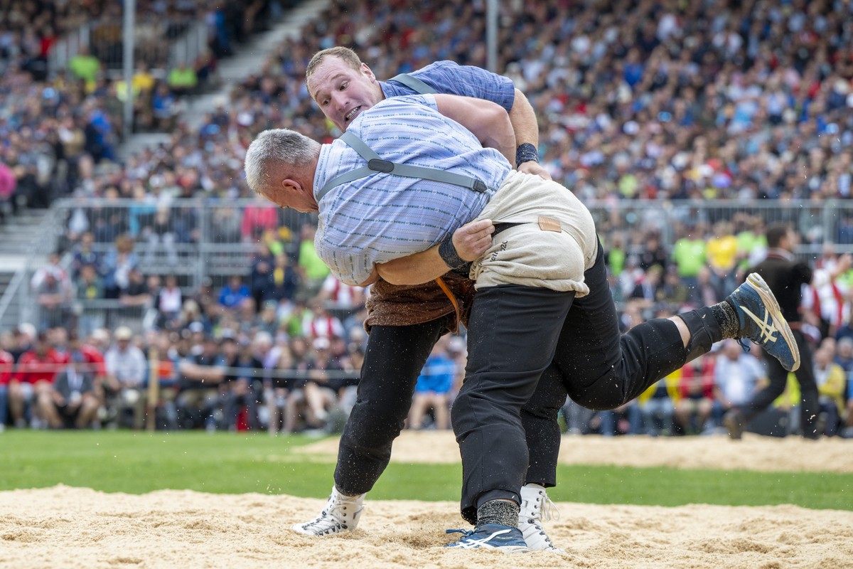 Joel Wicki, hinten, und Samuel Giger, vorne, 1. Gang des Jubilaeums Schwingfest 125 Jahre ESV am Sonntag, 8. September 2024 in Appenzell. (KEYSTONE/Urs Flueeler).