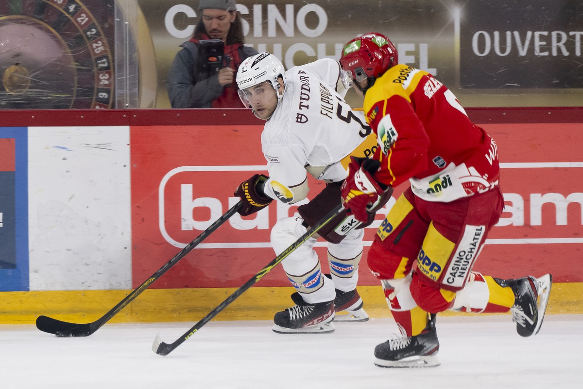 l'attaquant genevois Valtteri Filppula, gauche, et le defenseur biennois Noah Delemont, droite, luttent pour le puck, lors du deuxieme match de la finale des play-off du Championnat de Suisse de  ...